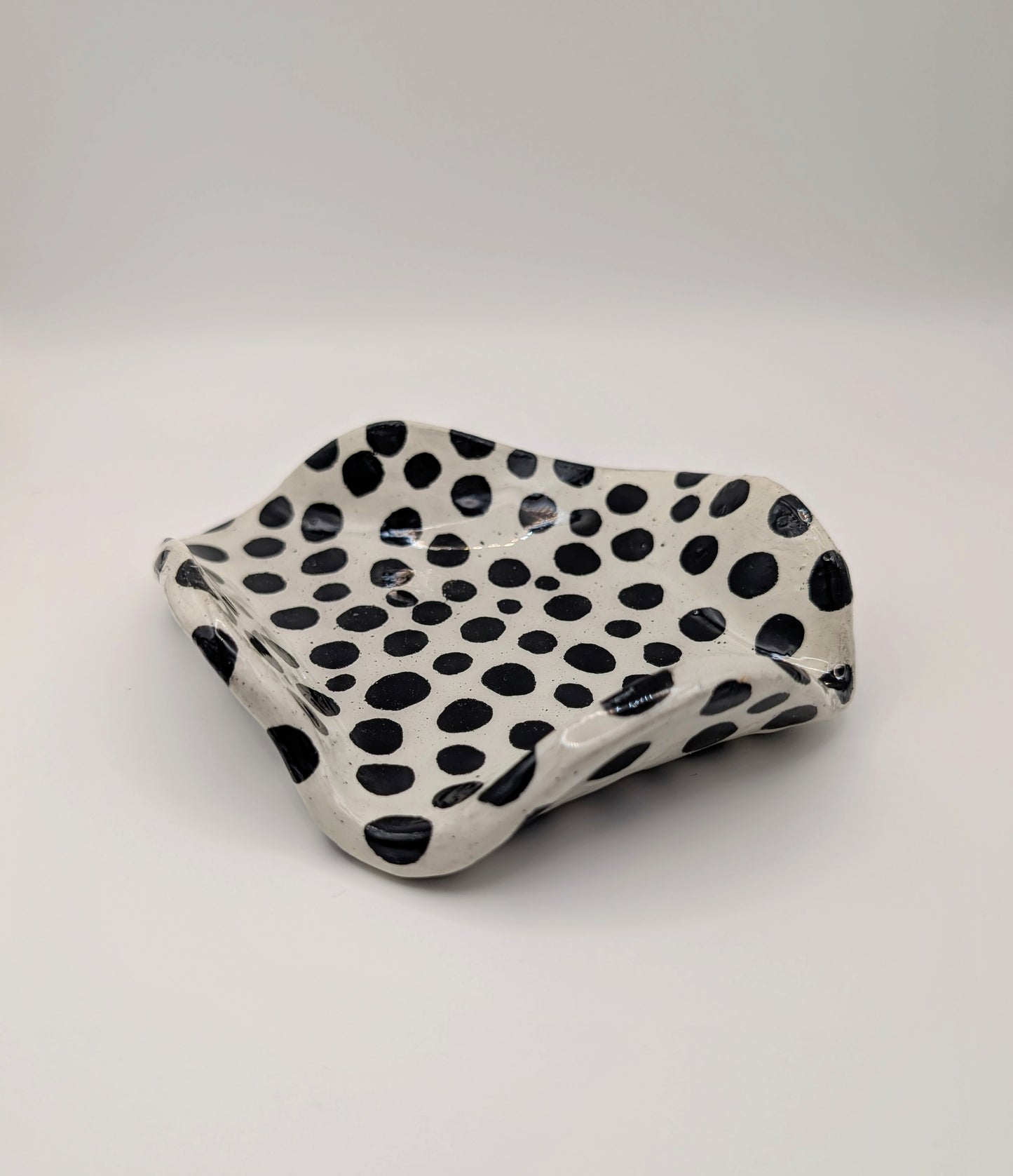 Black and white decorative dish