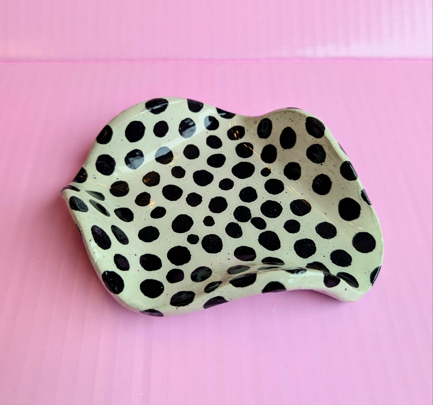 Black and white decorative dish
