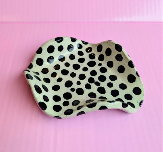 Black and white decorative dish