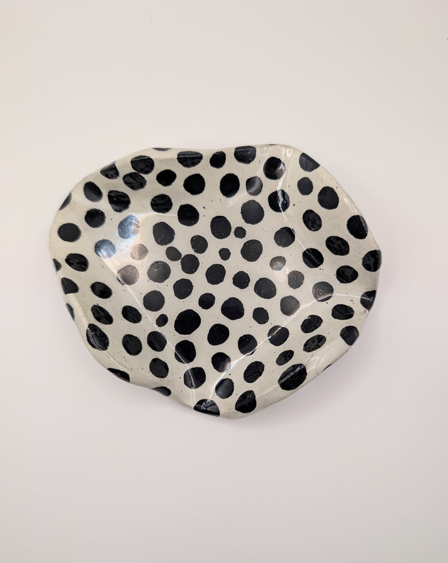 Black and white decorative dish